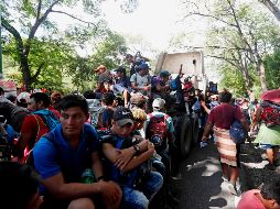 Los caminantes retoman el andar tras un descanso en Chiapas. México registra mil 699 solicitudes de asilo por parte de los viajeros. EFE/E. Biba