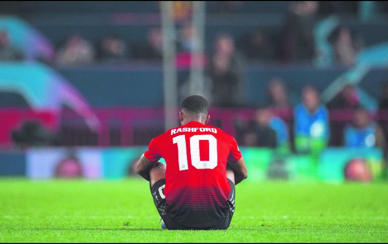 Marcus Rashford lamenta un nuevo traspié del Manchester United que no puede con José Mourinho como timonel y acumula decepciones en todas las comptencias. EFE