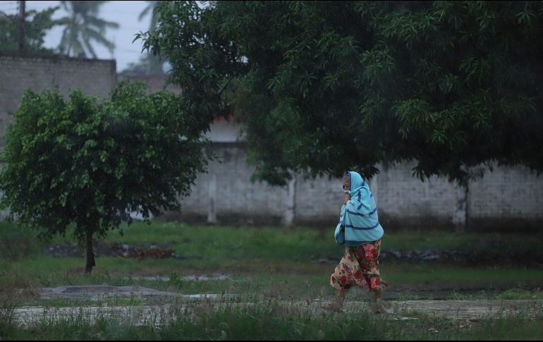 Por las lluvias, podrían registrarse deslaves, desbordamiento de ríos y arroyos o afectaciones en caminos y carreteras, así como inundaciones en zonas bajas y saturación de drenajes en sitios urbanos. SUN / C. Zepeda