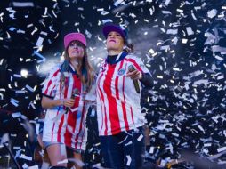 Ha-Ash cerró su presentación portando una playera del equipo de futbol Chivas de Guadalajara. FACEBOOK / FiestasDeOctubreJal
