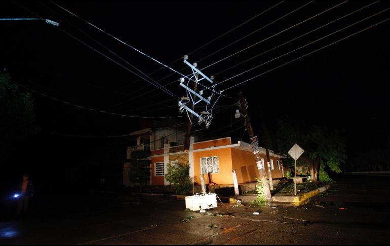Para lograr el restablecimiento del servicio eléctrico fueron desplegados dos mil trabajadores electricistas, 422 grúas, 795 vehículos, dos helicópteros y 143 plantas de emergencia. NTX / O. Ramírez