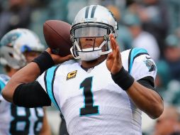 Newton, quarterback de Panteras de Carolina, fue galardonado como el mejor jugador ofensivo tras orquestar la remontada que su equipo consiguió en el último cuarto sobre Águilas de Filadelfia. AFP / ARCHIVO