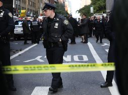 Agentes de Operaciones Especiales están investigando un paquete sospechoso en Columbus Circle. AFP