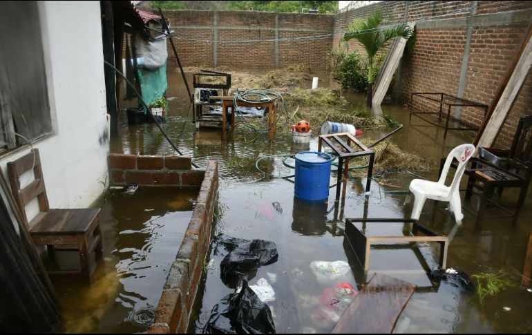 En la colonia La Primavera, Melaque, se tiene un preliminar de 15 viviendas con ingreso de agua con niveles de 20 centímetros a un metro con afectaciones parciales en menaje. ESPECIAL / PC Jalisco