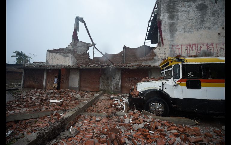 Árboles caídos y derrumbes parciales en inmuebles se observan en Escuinapa, población cercana a donde ayer 