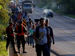 Luego de la detención de los vehículos, los migrantes tuvieron que continuar a pie el trayecto del día. No estaba claro si se trataba de un esfuerzo para detener el avance de la caravana. EFE / E. Biba