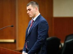 Alrededor de media hora antes que los Broncos lo dejara fuera del equipo, Kelly compareció ante una corte y se fijó una audiencia para el 8 de noviembre para la presentación de cargos. AP / D. Zalubowski