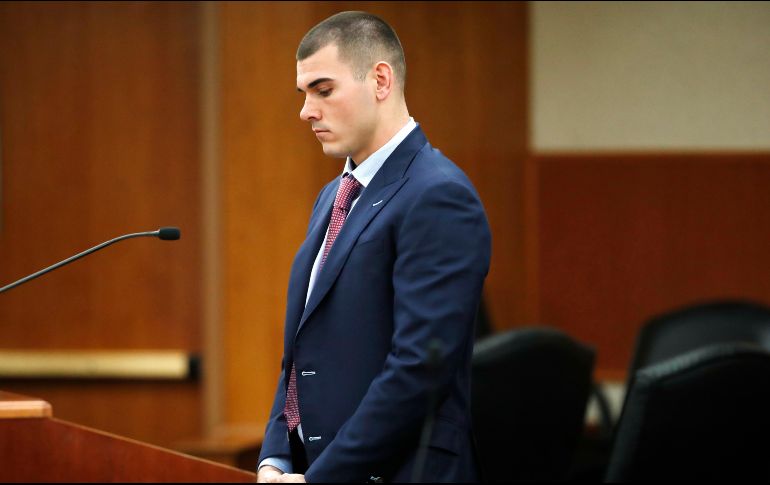 Alrededor de media hora antes que los Broncos lo dejara fuera del equipo, Kelly compareció ante una corte y se fijó una audiencia para el 8 de noviembre para la presentación de cargos. AP / D. Zalubowski