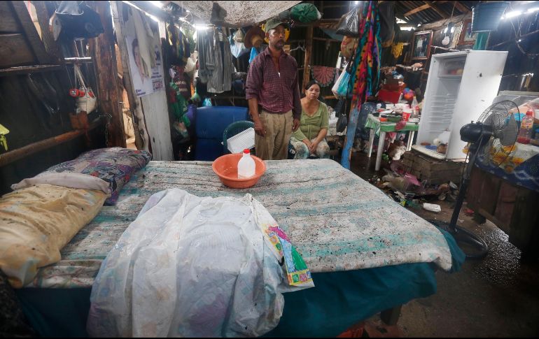 Una familia muestra los daños a su vivienda luego de las inundaciones ocasionadas por el fenómeno natural. AP/M. Ugarte