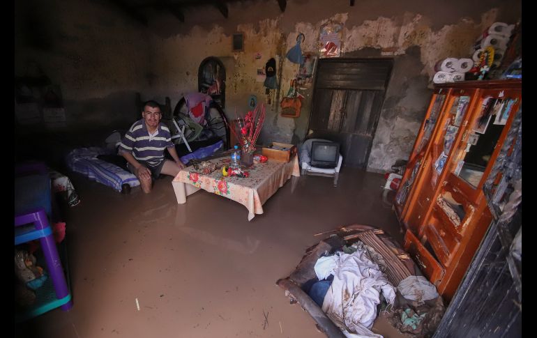 El agua dejó afectaciones en viviendas de Tecuala.