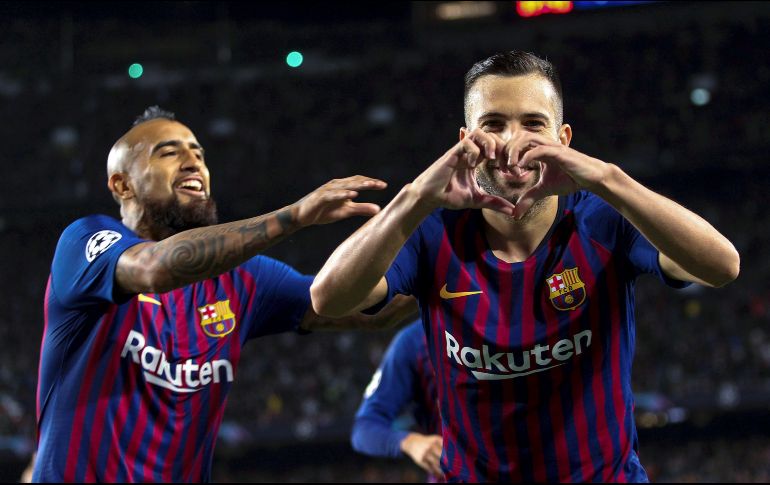Jordi Alba (D) celebra tras anotar el segundo gol del Barcelona al 83'. EFE/E. Fontcuberta