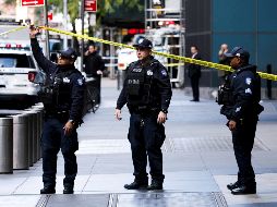 Policías y técnicos de explosivos montan guardia en el exterior del edificio evacuado sede de Time Warner en Nueva York. EFE/J. Lane