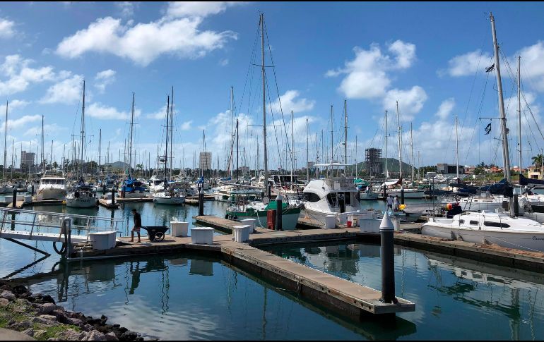 Vista general de la marina de Mazatlán un día después del paso del huracán 