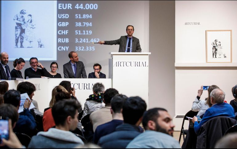 La obra 'Search and Stop'' (lit. Busca y para) del artista británico Banksy es expuesta durante una subasta de arte urbano en la casa de subastas francesa Artcuria. EFE/C. Petit