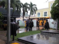 Soldados ayudan a damnificados y ayudan a reparar inmuebles afectados por el meteoro. NTX/ESPECIAL