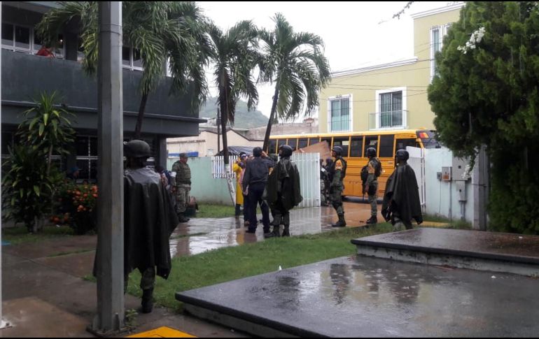 Soldados ayudan a damnificados y ayudan a reparar inmuebles afectados por el meteoro. NTX/ESPECIAL