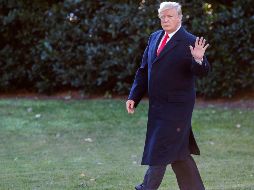 El presidente de los Estados Unidos, Donald J. Trump, camina hasta el Marine One antes de partir de la Casa Blanca en Washington. EFE/E. Lesser
