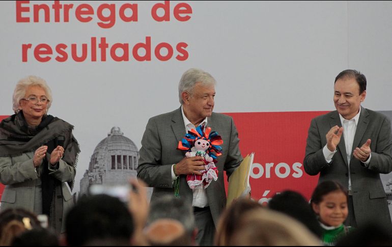 Andrés Manuel López Obrador (c) habla junto a la próxima secretaria de Gobernación, Olga Sánchez Cordero (i) y el próximo secretario de Seguridad Pública federal, Alfonso Durazo (d). EFE/M. Guzmán