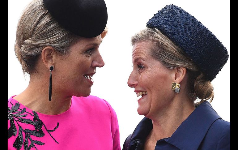 La reina Máxima de Holanda (i) y Sophie, condesa de Wessex, reaccionan en una demostración de los miembros de las Armadas Reales del Reino Unido y Holanda, en el río Támesis de Londres. Los reyes de Holanda realizan una visita oficial de dos días al Reino Unido. AFP/V. Jones