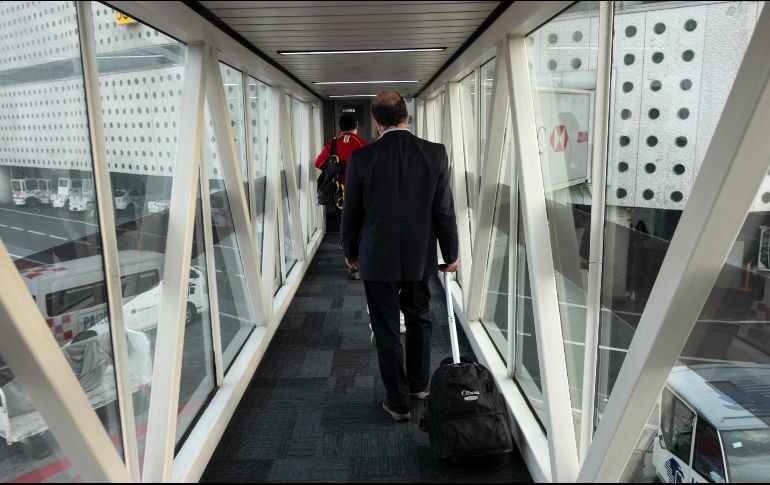 Pasajeros caminan después de aterrizar en el aeropuerto internacional de la Ciudad de México. AFP/G. Arias