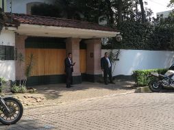 Luego de que se desatara la balacera, policías custodian el domicilio de Norberto Rivera. SUN/L. Cortés