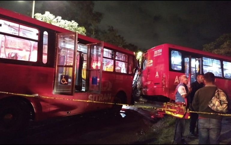 Al sitio acudieron Bomberos de Guadalajara y de la Cruz Roja a atender a los heridos. ESPECIAL / Bomberos de Guadalajara