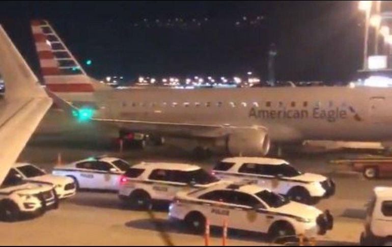 Imágenes captadas por pasajeros muestran a policías en la pista de despegue, alrededor del vuelo 257. TWITTER