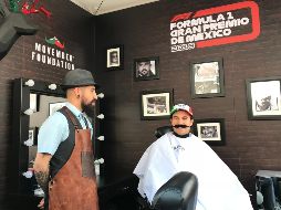 El tapatío Sergio Pérez posaría solamente para la fotografía, sin embargo, permitió que le pasaran la máquina y aprovechó para pedir algunos consejos al barbero. EL INFORMADOR / P. Gallardo