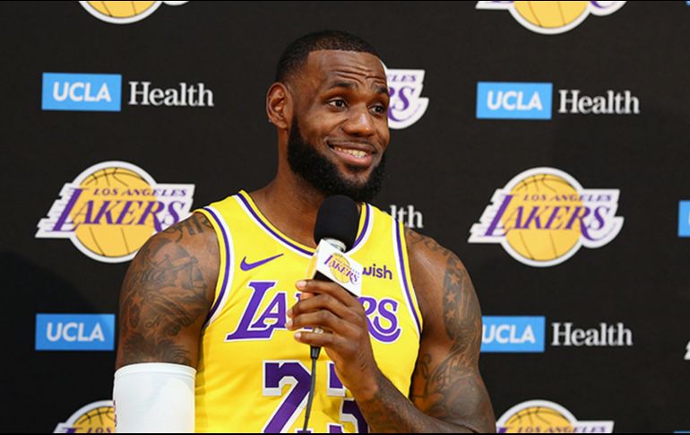 LeBron fue condecorado por la creación de su escuela ''I Promise'' en Akron, su ciudad natal, y que acoge desde el 1 de septiembre a 240 niñas y niños de ocho a diez años. ESPECIAL / nba.com