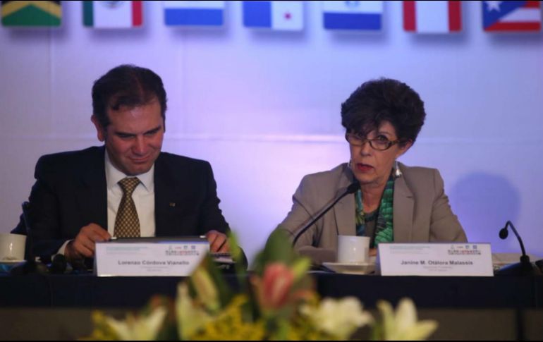 El consejero presidente del INE, Lorenzo Córdova, también descarta participar por respeto a los actores políticos involucrados; la presidenta del organismo y el funcionario participan en la apertura de la XIV Conferencia e la UNIORE. TWITTER / @TEPJF_informa