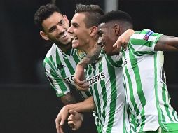 Lo Celso (C) celebra tras anotar el segundo gol del Betis. EFE/M. Medina