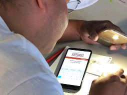 Lomelí explica que para evitar el voto doble se registra electrónicamente el código de la credencial de quienes participan y se marca el dedo del votante. NTX