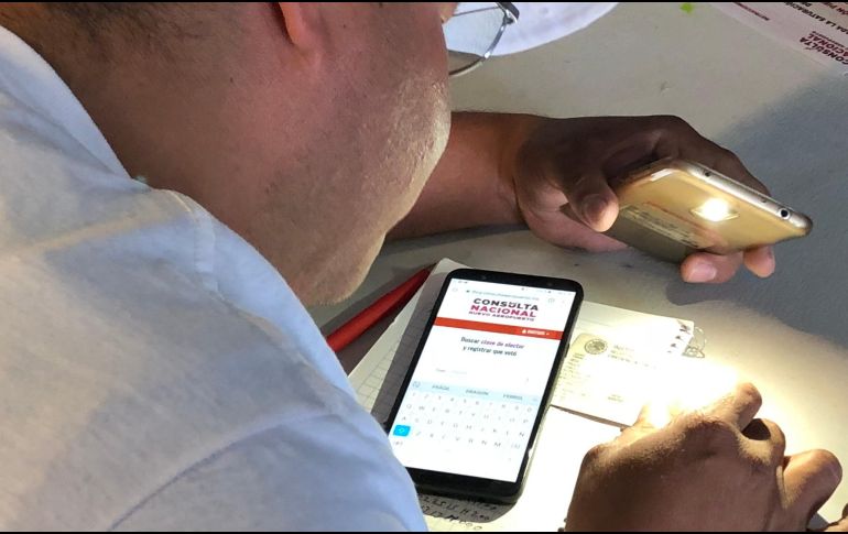 Lomelí explica que para evitar el voto doble se registra electrónicamente el código de la credencial de quienes participan y se marca el dedo del votante. NTX