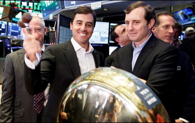 Roy Seiders (i), cofundador de Yeti y el presidente de la compañía, Matt Reintjes (c), hacen sonar la campana que indica su salida a bolsa en Nueva York. EFE/J. Lane