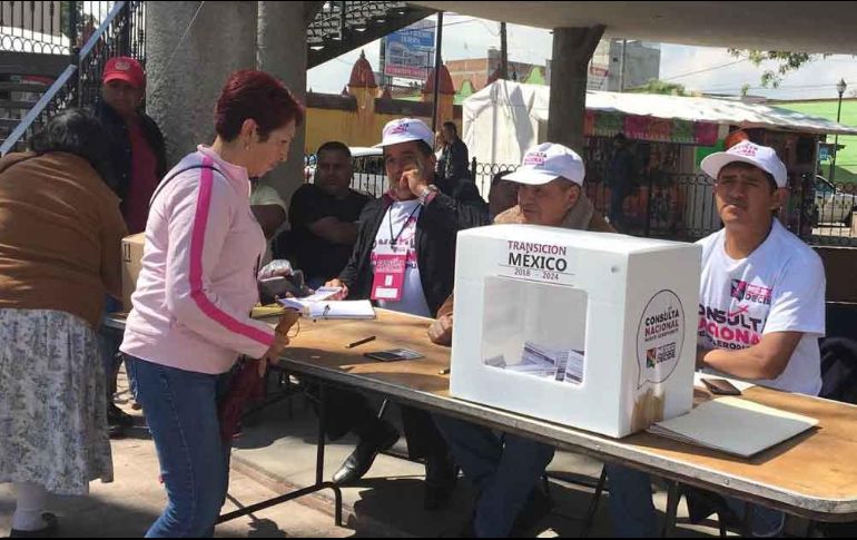 Aspectos de la casilla instalada en Zinacantepec para la consulta sobre el Nuevo Aeropuerto Internacional de México. SUN/X. García