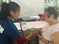 La señora Lucía de 65 acudió al módulo ubicado en el Parque Agua Azul para informarse y confirmar que su tarjeta estuviera activada. EL INFORMADOR / F. de León