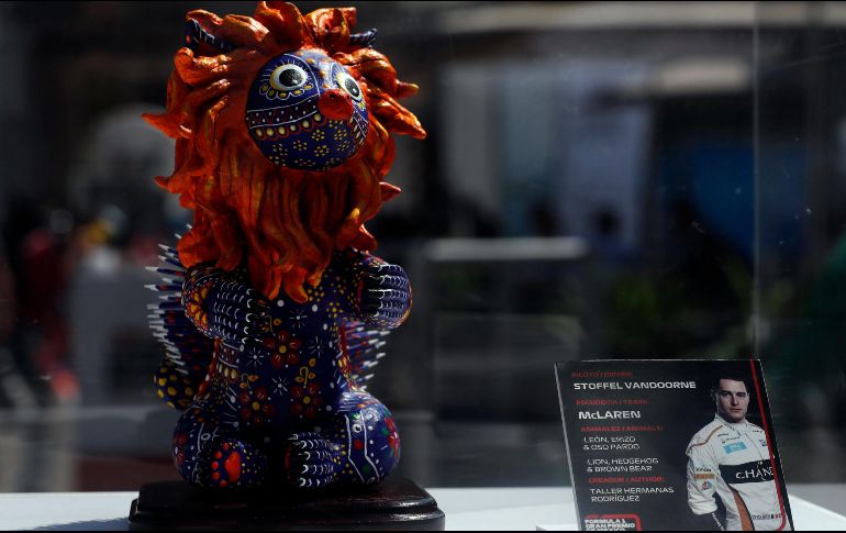 Alebrijes en miniatura hechos por artesanos mexicanos diseñados especialmente para cada piloto se exhiben en los preparativos del Gran Premio de México de Fórmula Uno. EFE/J. Núñez