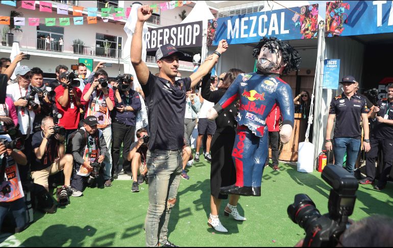 Daniel Ricciardo, piloto de la F1, rompe piñata en el Autódromo Hermanos Rodríguez. SUN/A. Ojeda