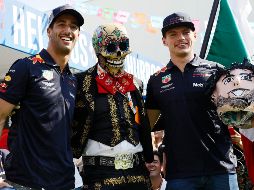 El piloto holandés Max Verstappen (d) y su coequipero australiano Daniel Ricciardo (i) (Red Bull) posan tras romper una piñata. EFE/J. Núñez
