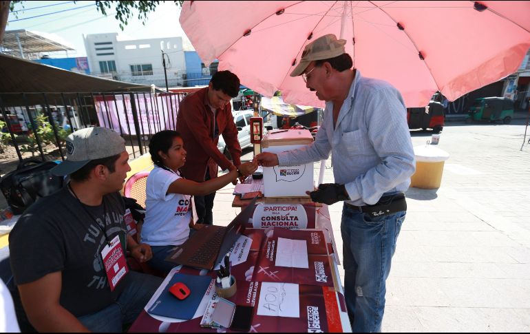 De acuerdo a los encargados de la casilla, la mayor parte de las personas que llegaban era para preguntar sobre qué trataba el asunto. EL INFORMADOR / F. Atilano