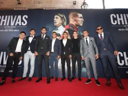 De izquierda a derecha Eduardo López, Ángel Zaldívar, Jair Pereira, Jesús Sánchez, Orbelín Pineda, Isaac Brizuela, Edwin Hernández y Carlos Salcido en el FICM. TWITTER/@chivas