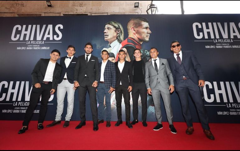 De izquierda a derecha Eduardo López, Ángel Zaldívar, Jair Pereira, Jesús Sánchez, Orbelín Pineda, Isaac Brizuela, Edwin Hernández y Carlos Salcido en el FICM. TWITTER/@chivas