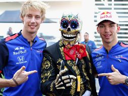 Brendon Hartley (izquierda) y Pierre Gasly, pilotos de la escudería Toro Rosso, posan junto a un personaje alusivo al Día de Muertos, previo al Gran Premio de México. AFP/P. Fox