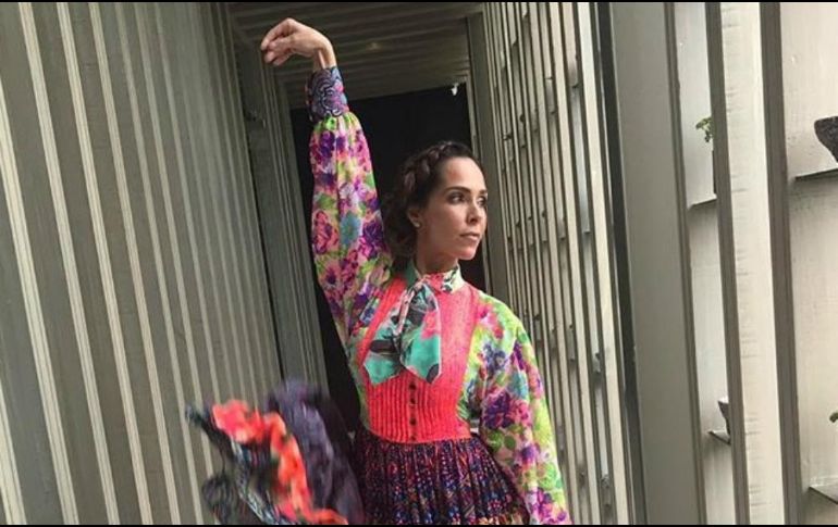 En las instantáneas posa con un colorido vestido; en una de ellas recuerda a su fallecido esposo. INSTAGRAM / @shariscid