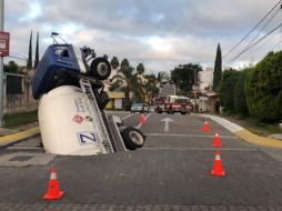 La mañana de este viernes una pipa de gas cayó en un socavón en el cruce de Bandera Nacional y Territorio Nacional. ESPECIAL / Protección Civil Zapopan