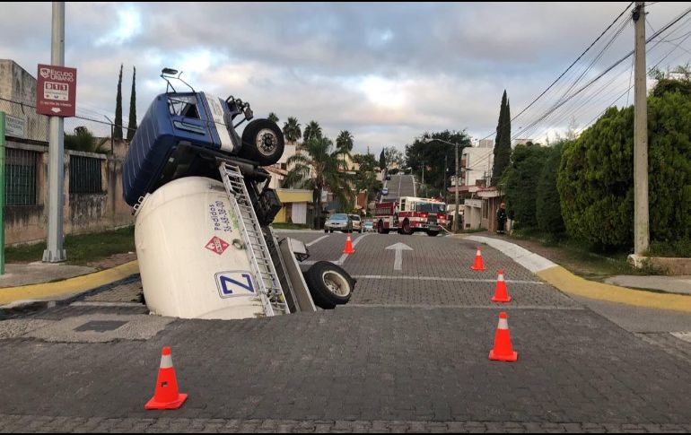 La mañana de este viernes una pipa de gas cayó en un socavón en el cruce de Bandera Nacional y Territorio Nacional. ESPECIAL / Protección Civil Zapopan