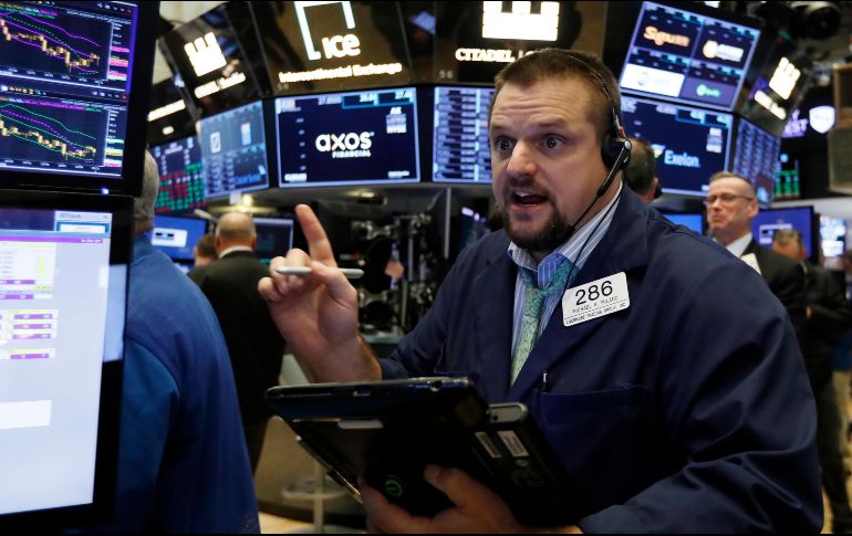 El promedio industrial Dow Jones retrocedió 296 unidades, 1.2%, a 24 mil 688. AP / R. Drew