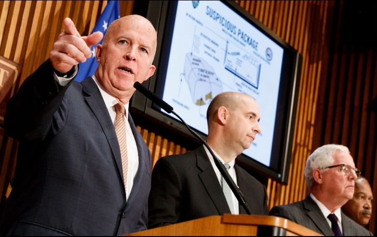 El jefe de la policía, James O'Neill (i); el responsable del FBI, William Sweeney (2-i), y el responsable de Antiterrorismo e Inteligencia de la policía, John Miller (d), ofrecen una rueda de prensa. EFE/J. Lane