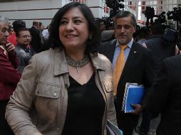 Irma Eréndira Sandoval habla con los medios tras reunirse con Andrés Manuel López Obrador en la casa de transición. NTX/G. Durán