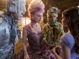 Al ser el rey de las flores, a Derbez le tocó estar en escena para el 